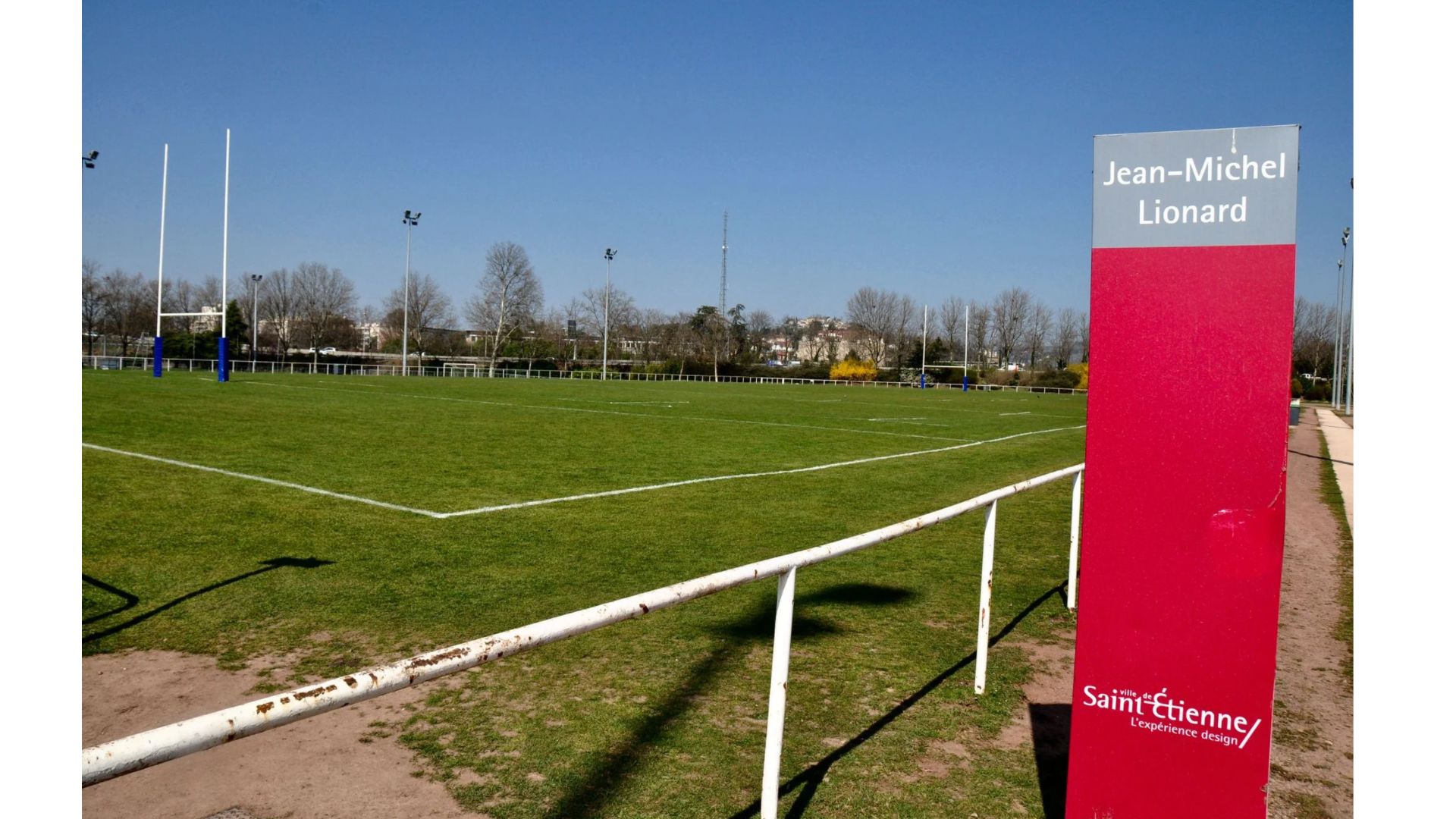 Le terrain de rugby et le club house du RCSE42 de SAINT-ETIENNE